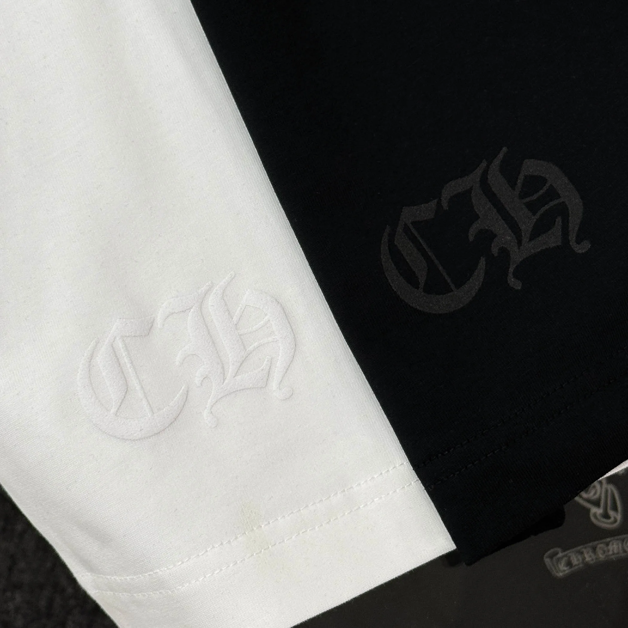 P170 Chrome Hearts Chrome Hearts 25 high version. The fabric is made of 300 grams of high-density pure cotton. It does not deform or shrink. It has three labels. It is the same style for men and women. Technology: suede foam printing. Color: white, black. SIZE: S-XL.